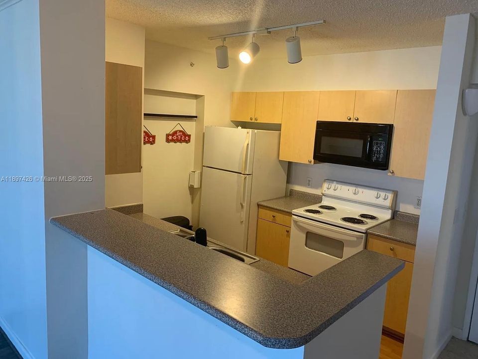For Rent: $2,000 (1 beds, 1 baths, 736 Square Feet)
