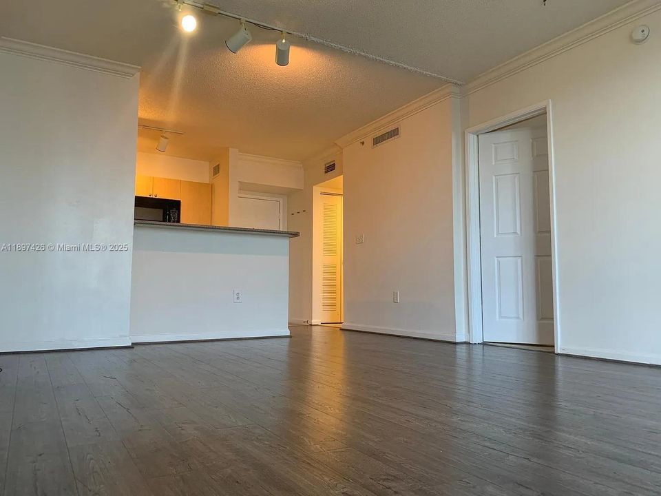For Rent: $2,000 (1 beds, 1 baths, 736 Square Feet)