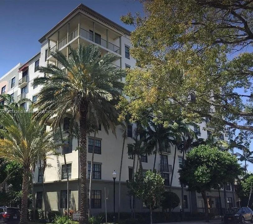 For Rent: $2,000 (1 beds, 1 baths, 736 Square Feet)