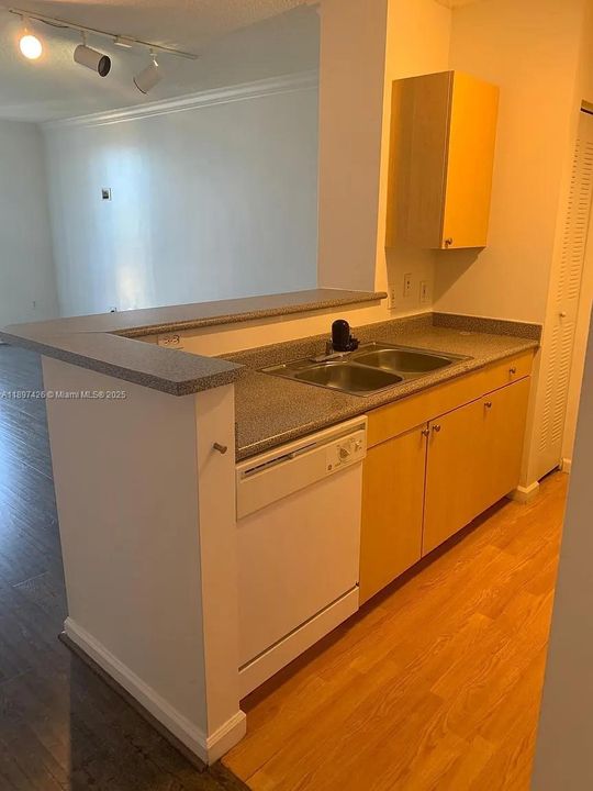 For Rent: $2,000 (1 beds, 1 baths, 736 Square Feet)