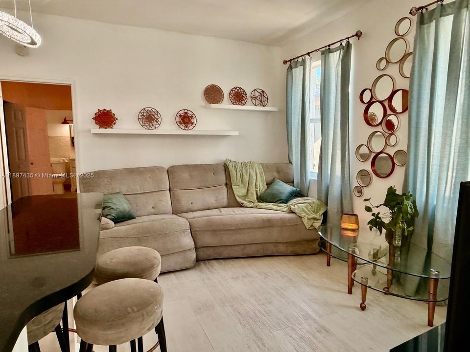 En Venta: $360,000 (2 camas, 2 baños, 680 Pies cuadrados)