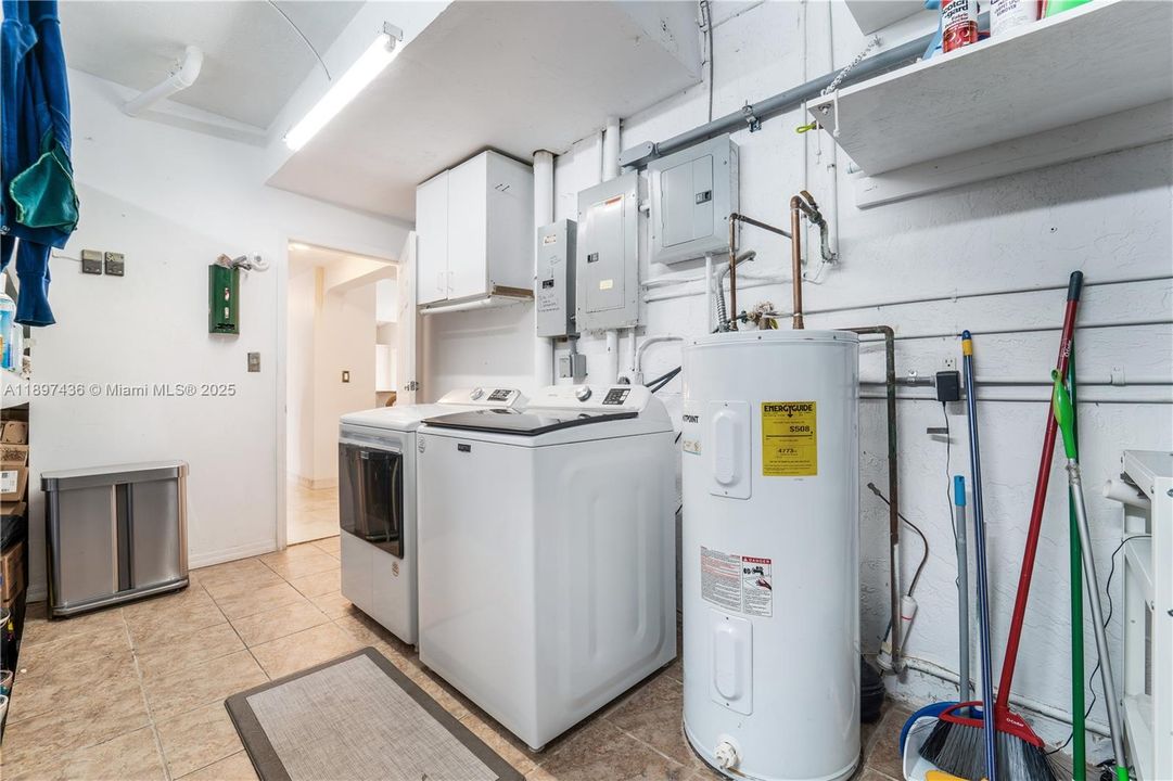 Active With Contract: $755,000 (3 beds, 2 baths, 1985 Square Feet)