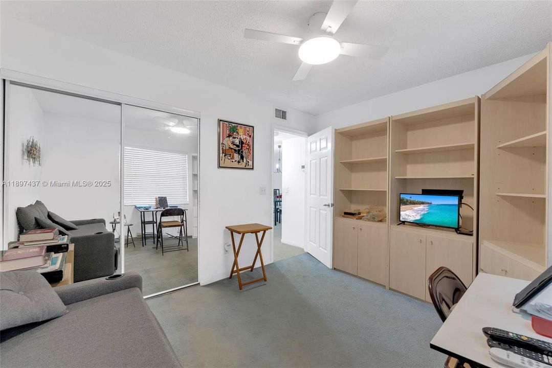 На продажу: $149,000 (2 спален, 2 ванн, 950 Квадратных фут)