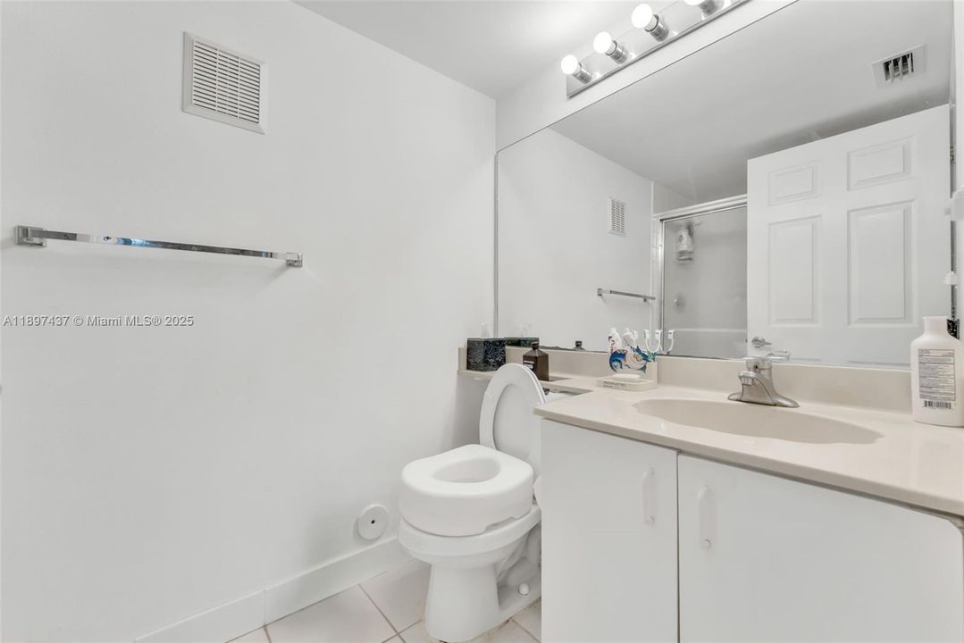 На продажу: $149,000 (2 спален, 2 ванн, 950 Квадратных фут)