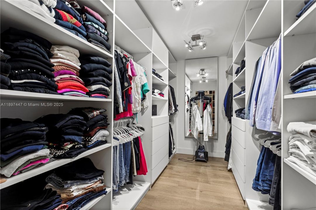 For Sale: $3,980,000 (7 beds, 5 baths, 5452 Square Feet)