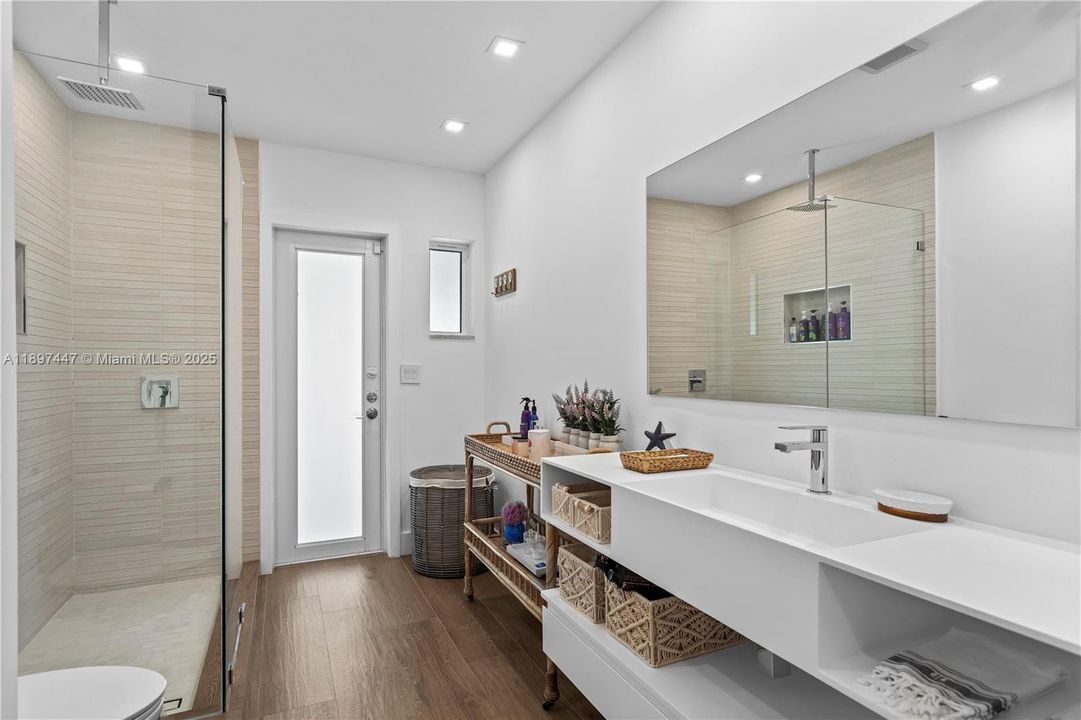 For Sale: $3,980,000 (7 beds, 5 baths, 5452 Square Feet)