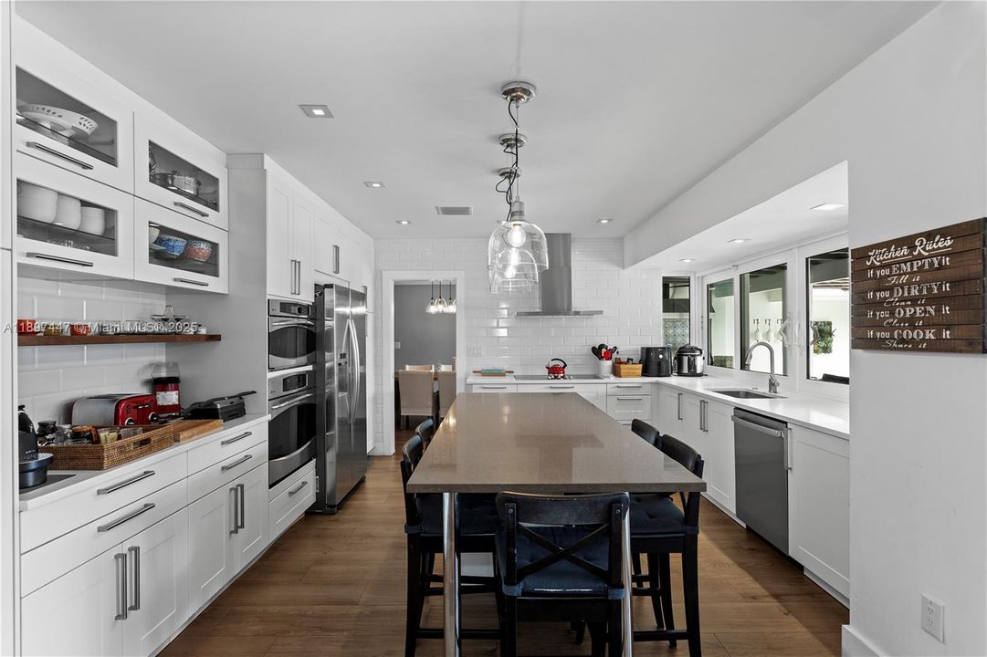 For Sale: $3,980,000 (7 beds, 5 baths, 5452 Square Feet)