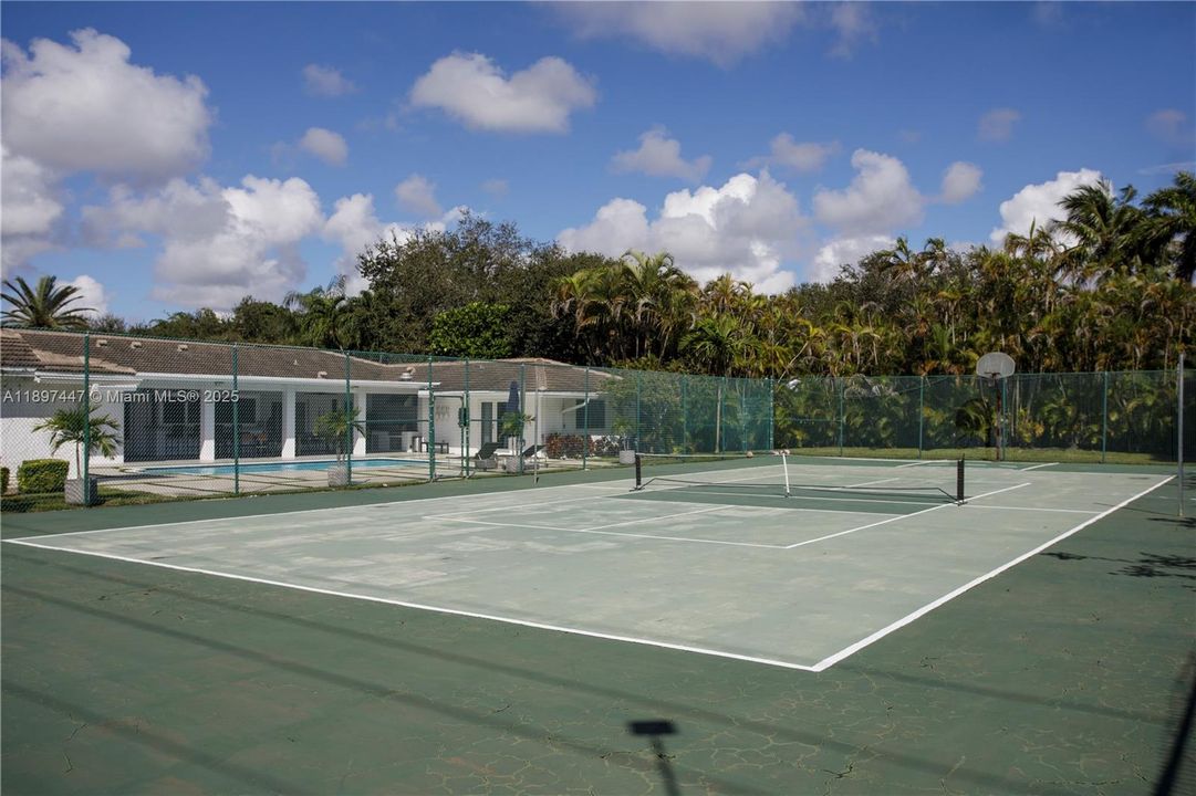 For Sale: $3,980,000 (7 beds, 5 baths, 5452 Square Feet)