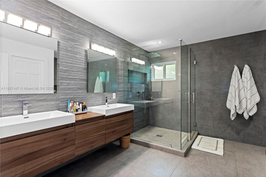 For Sale: $3,980,000 (7 beds, 5 baths, 5452 Square Feet)