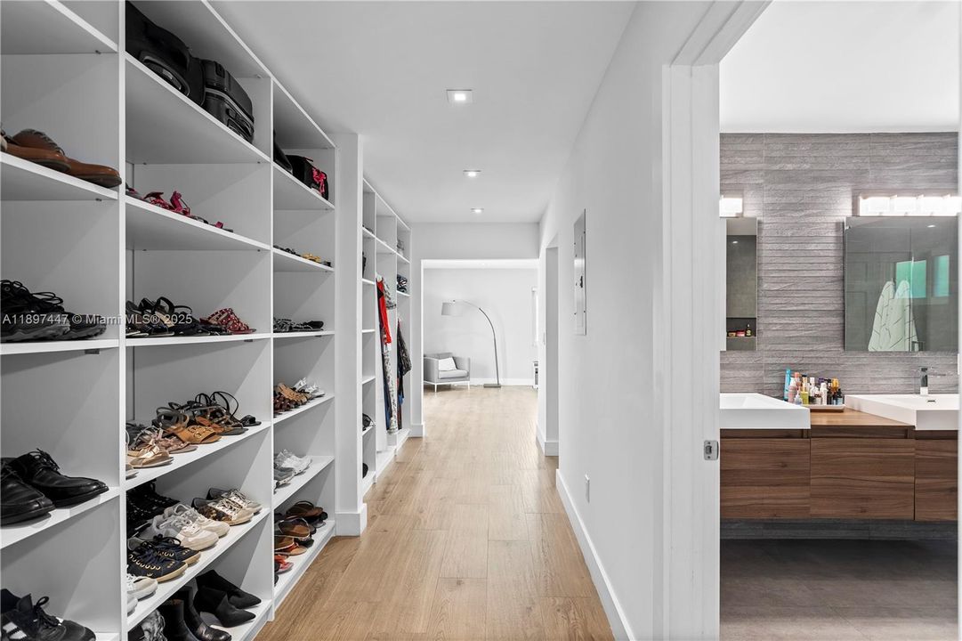 For Sale: $3,980,000 (7 beds, 5 baths, 5452 Square Feet)