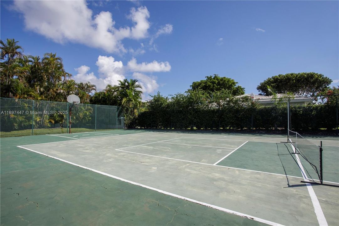 For Sale: $3,980,000 (7 beds, 5 baths, 5452 Square Feet)