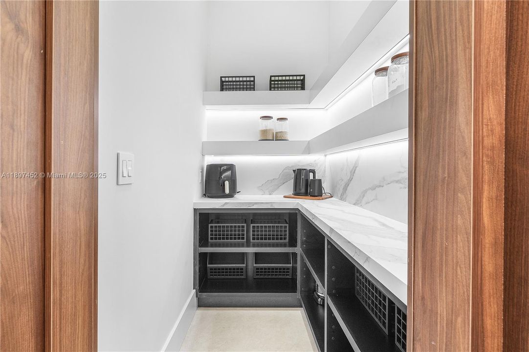 Recently Sold: $2,699,000 (5 beds, 4 baths, 4937 Square Feet)