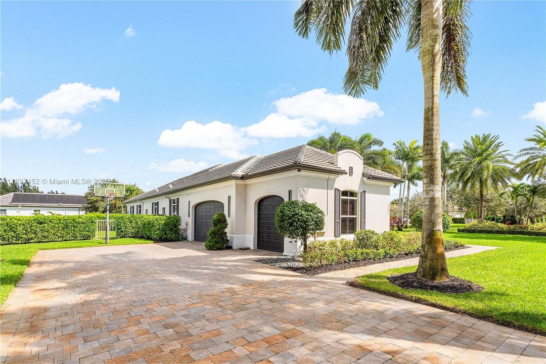 Recently Sold: $2,699,000 (5 beds, 4 baths, 4937 Square Feet)
