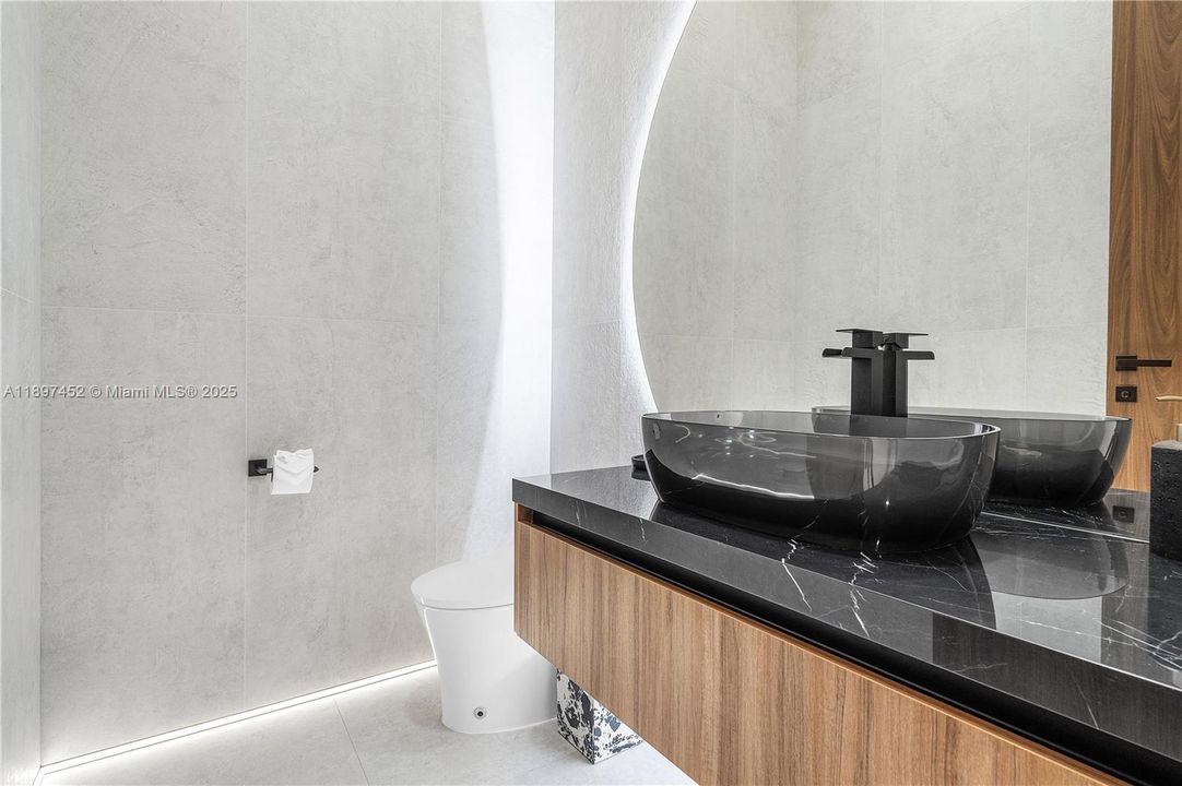 Recently Sold: $2,699,000 (5 beds, 4 baths, 4937 Square Feet)