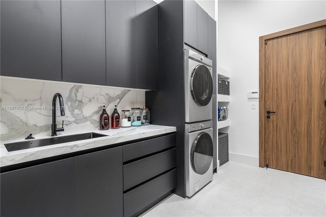 Recently Sold: $2,699,000 (5 beds, 4 baths, 4937 Square Feet)