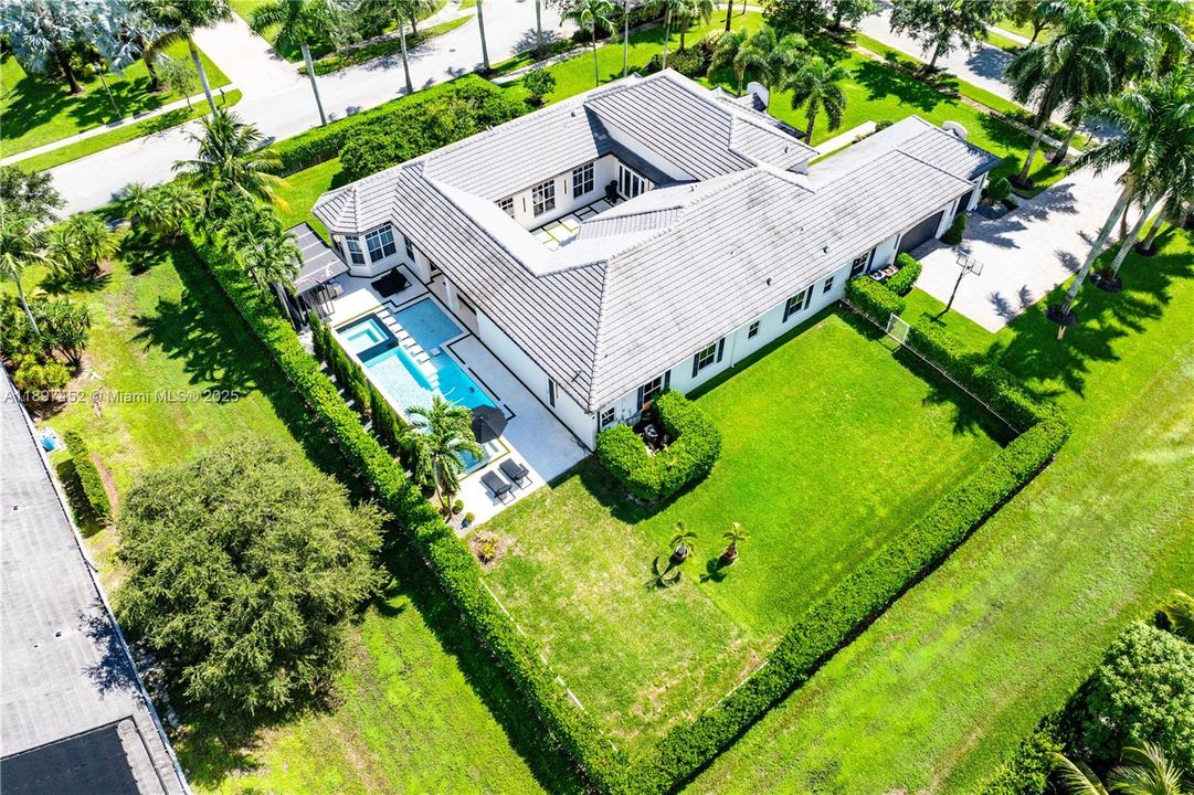 Recently Sold: $2,699,000 (5 beds, 4 baths, 4937 Square Feet)