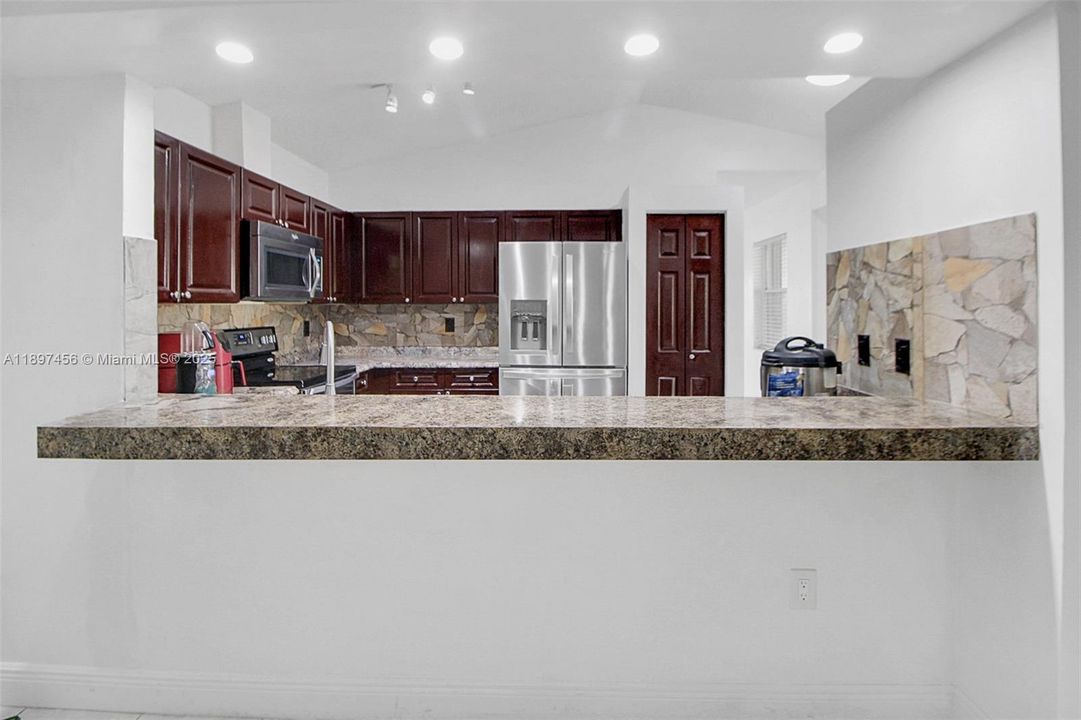 Недавно продано: $629,900 (3 спален, 2 ванн, 1676 Квадратных фут)