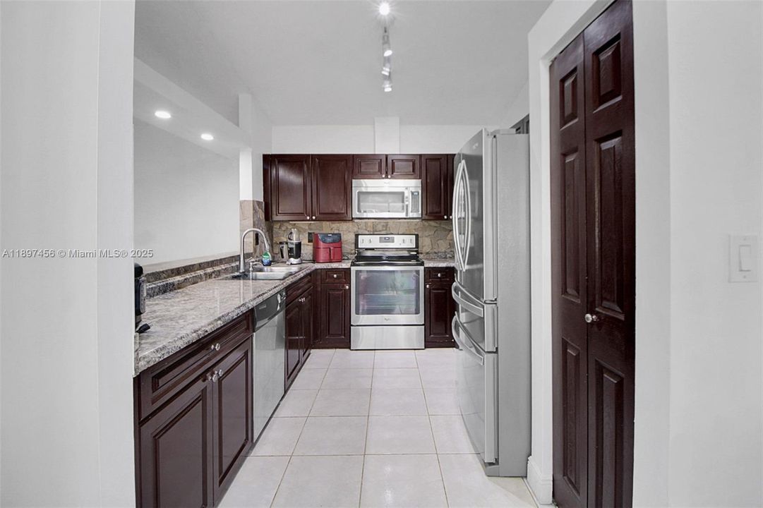 Недавно продано: $629,900 (3 спален, 2 ванн, 1676 Квадратных фут)