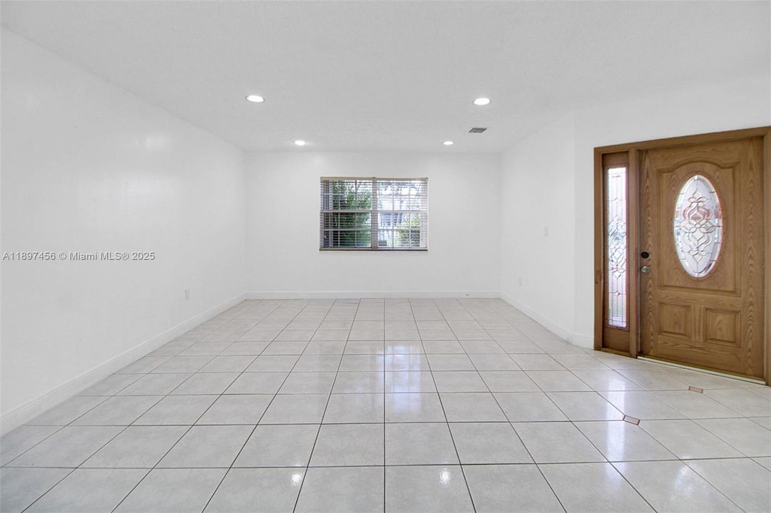 Недавно продано: $629,900 (3 спален, 2 ванн, 1676 Квадратных фут)