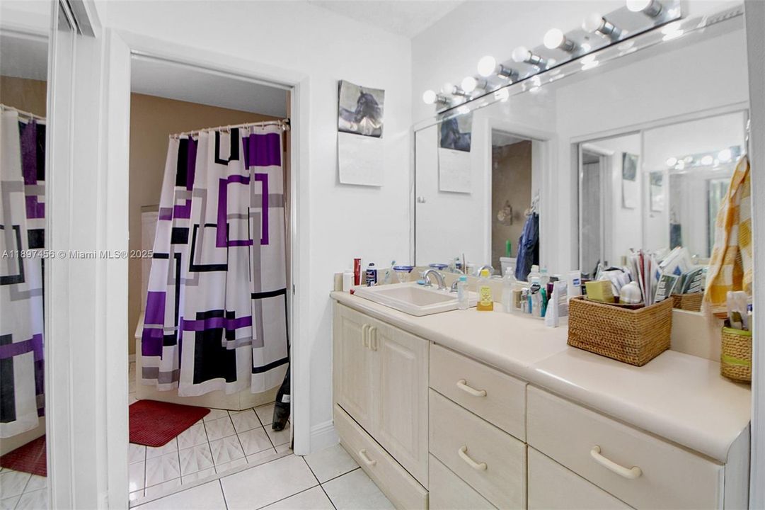 Недавно продано: $629,900 (3 спален, 2 ванн, 1676 Квадратных фут)