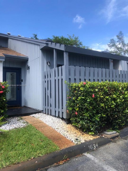 For Rent: $2,800 (2 beds, 2 baths, 1241 Square Feet)