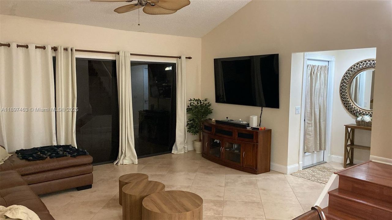 For Rent: $2,800 (2 beds, 2 baths, 1241 Square Feet)