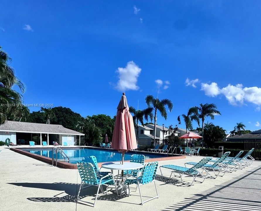 Active With Contract: $2,300 (2 beds, 2 baths, 943 Square Feet)