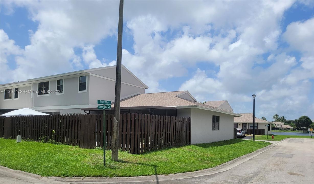 Active With Contract: $2,300 (2 beds, 2 baths, 943 Square Feet)