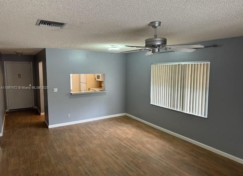 Active With Contract: $2,300 (2 beds, 2 baths, 943 Square Feet)