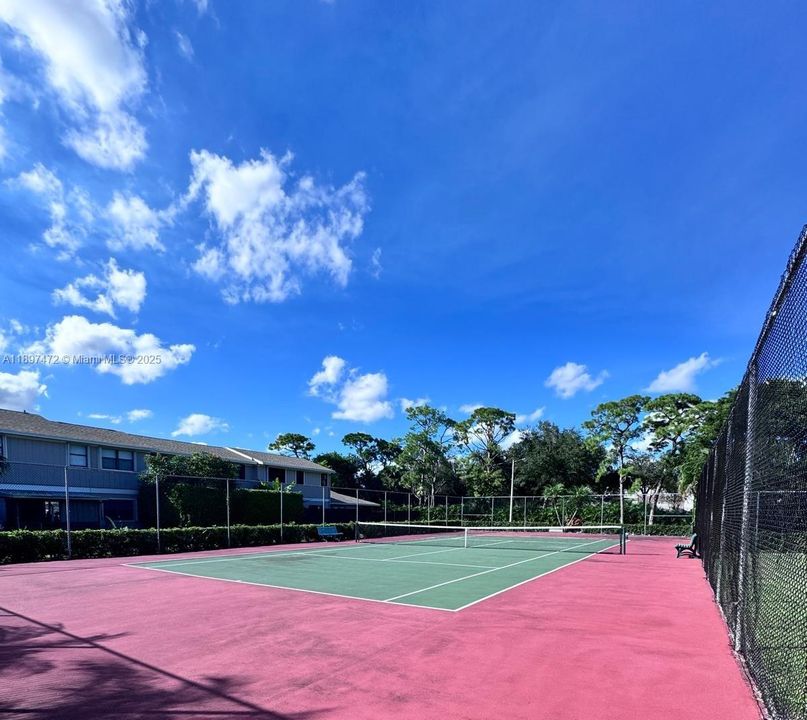 Active With Contract: $2,300 (2 beds, 2 baths, 943 Square Feet)