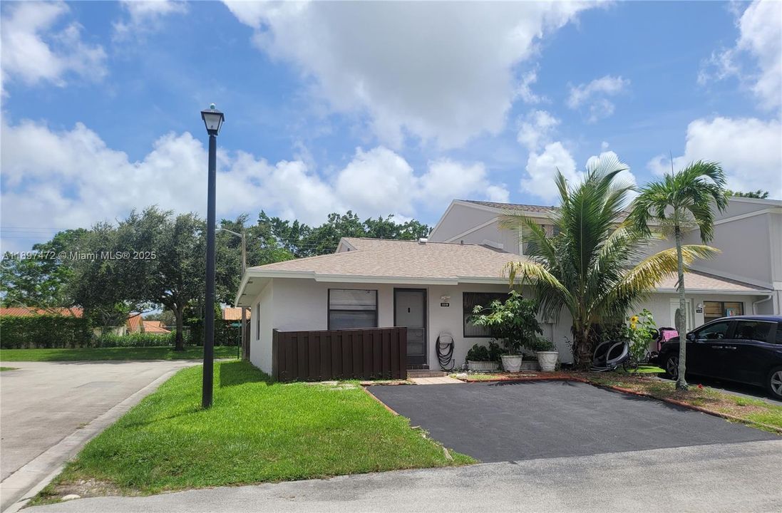 Active With Contract: $2,300 (2 beds, 2 baths, 943 Square Feet)