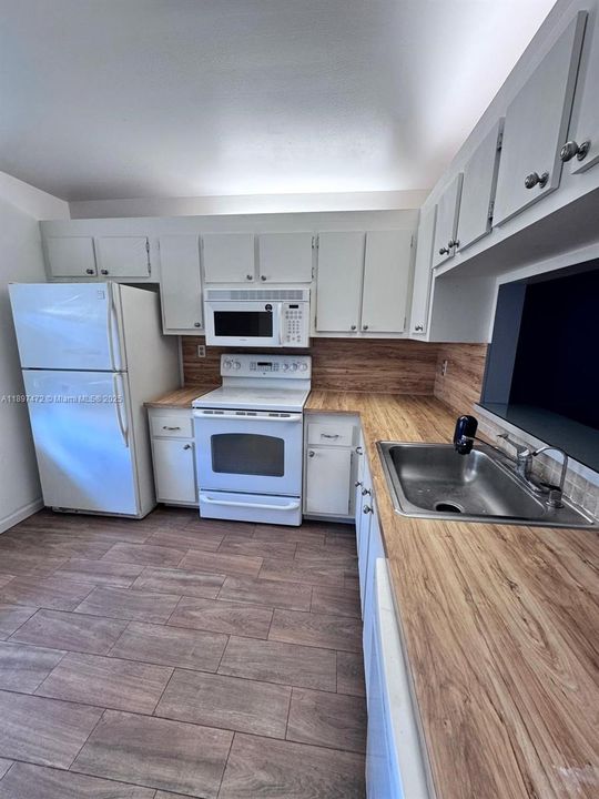 Active With Contract: $2,300 (2 beds, 2 baths, 943 Square Feet)