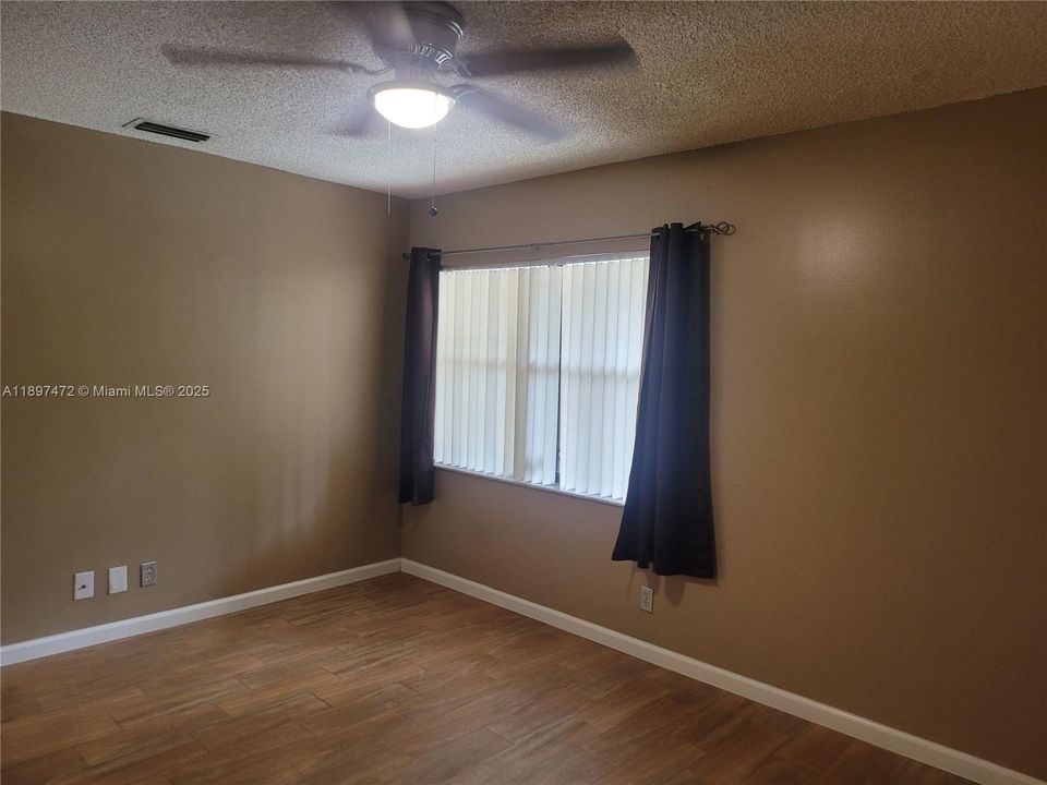 Active With Contract: $2,300 (2 beds, 2 baths, 943 Square Feet)