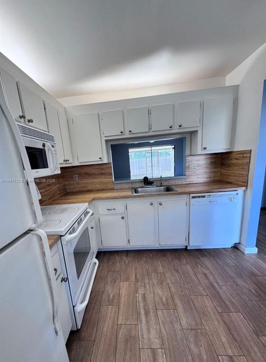 Active With Contract: $2,300 (2 beds, 2 baths, 943 Square Feet)