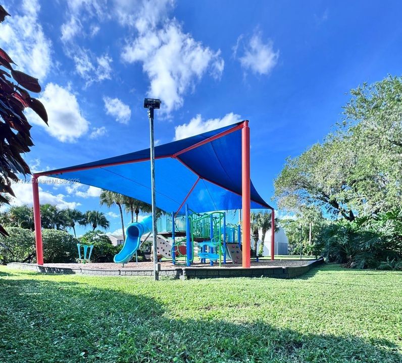 Active With Contract: $2,300 (2 beds, 2 baths, 943 Square Feet)