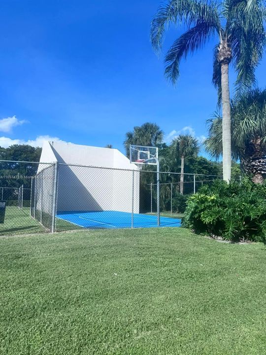 Active With Contract: $2,300 (2 beds, 2 baths, 943 Square Feet)