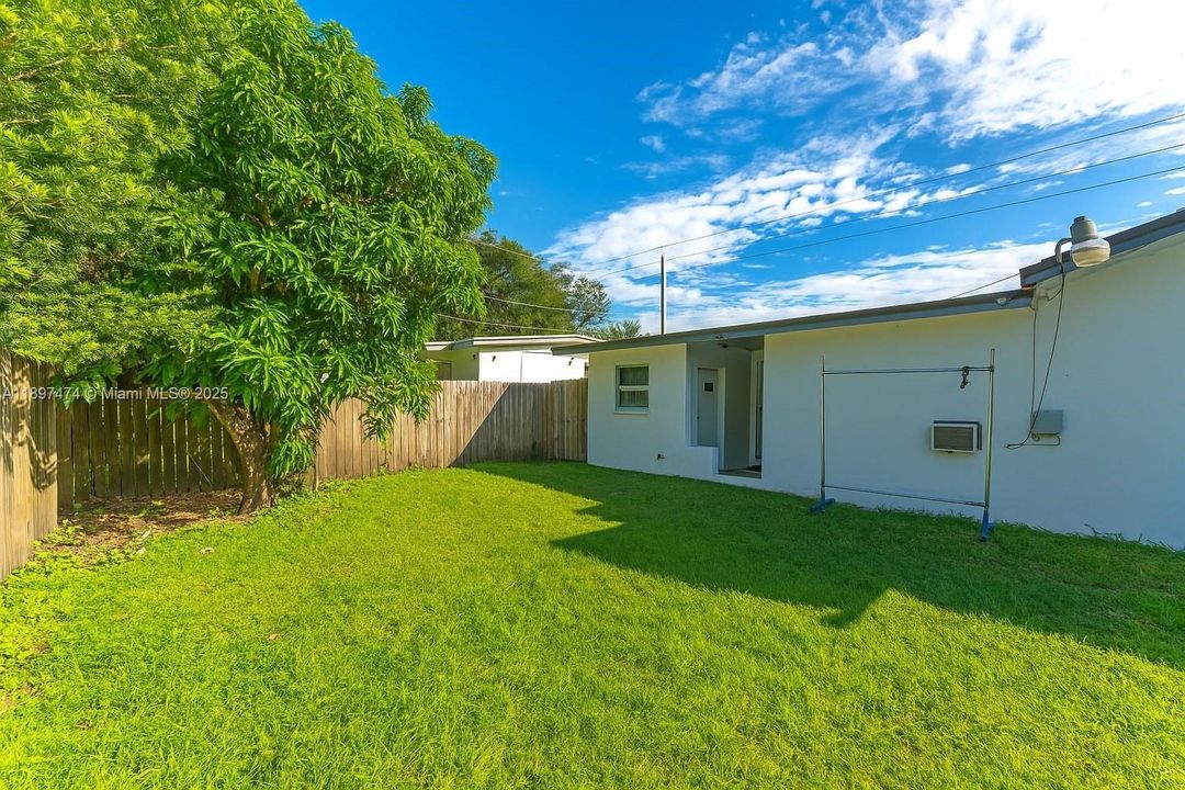 For Sale: $590,000 (3 beds, 2 baths, 1297 Square Feet)