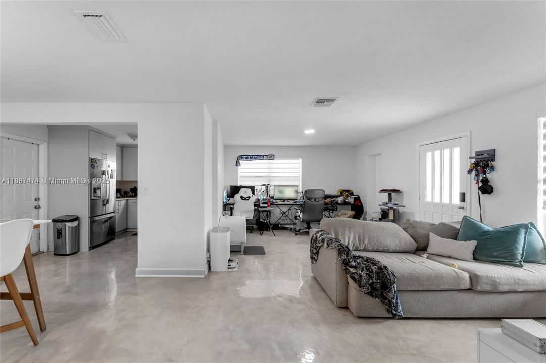 For Sale: $590,000 (3 beds, 2 baths, 1297 Square Feet)