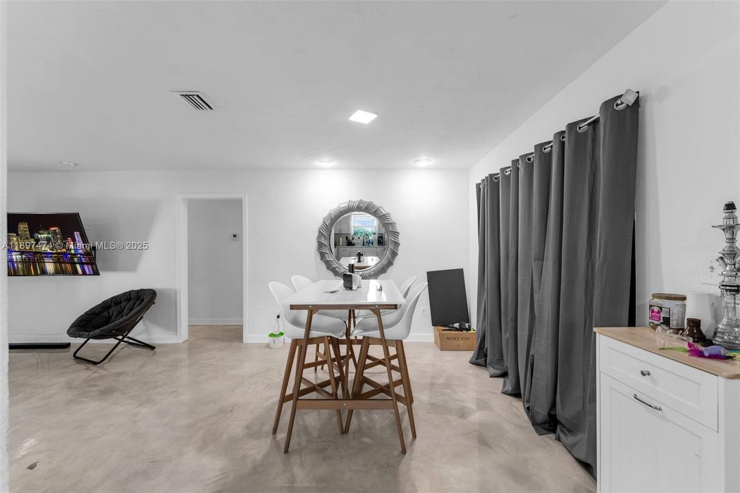 For Sale: $590,000 (3 beds, 2 baths, 1297 Square Feet)