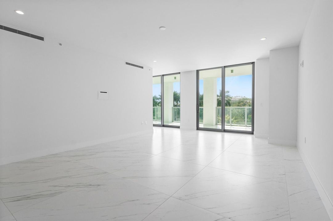 Royal Palm Residence #402