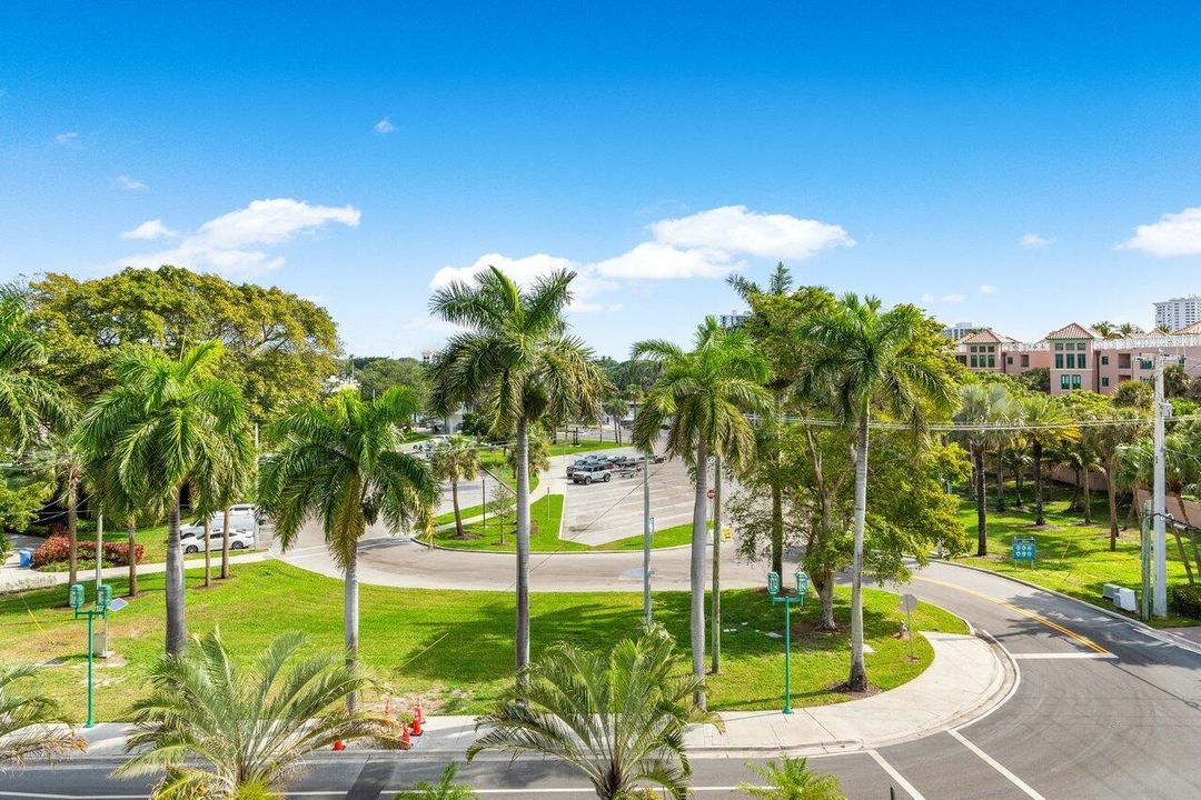 Royal Palm Residence #402