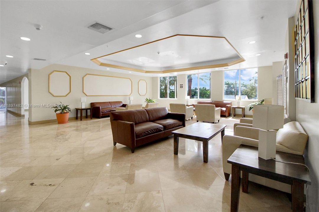 最近售出: $390,000 (2 贝兹, 2 浴室, 828 平方英尺)