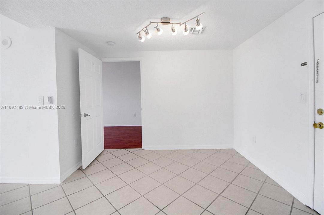 最近售出: $390,000 (2 贝兹, 2 浴室, 828 平方英尺)