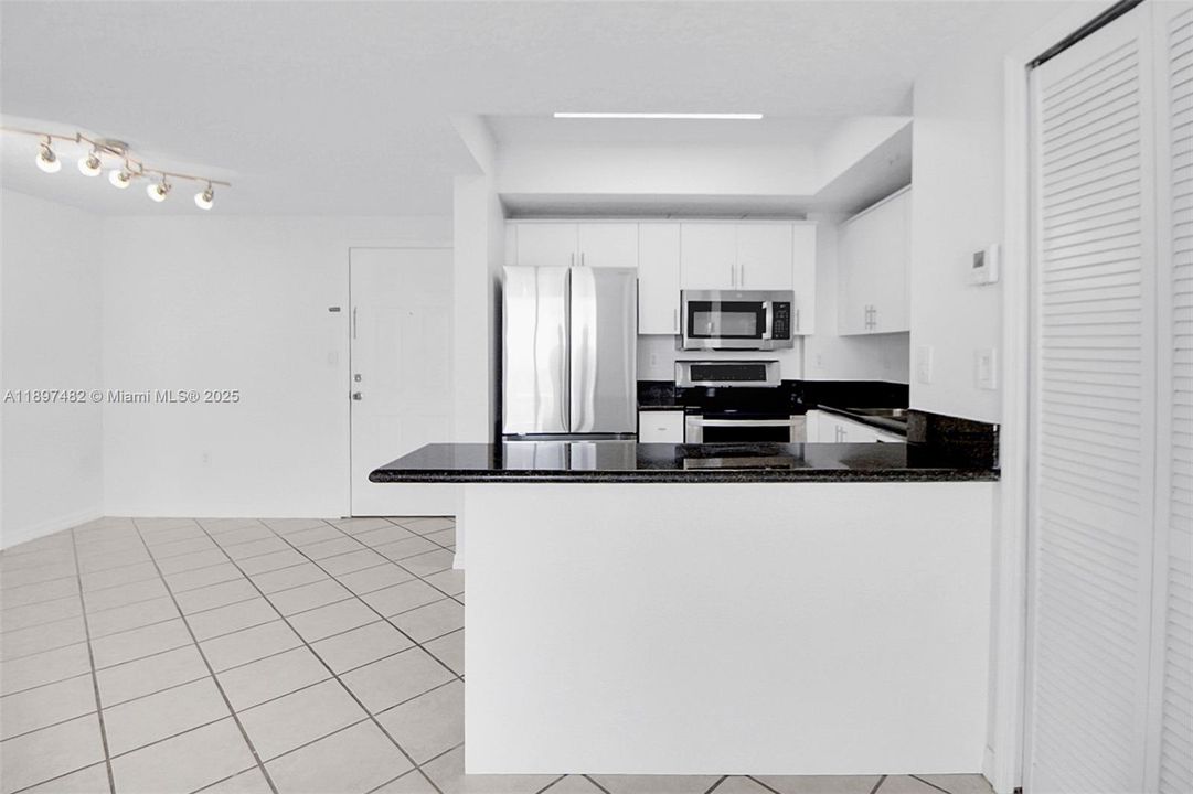 最近售出: $390,000 (2 贝兹, 2 浴室, 828 平方英尺)