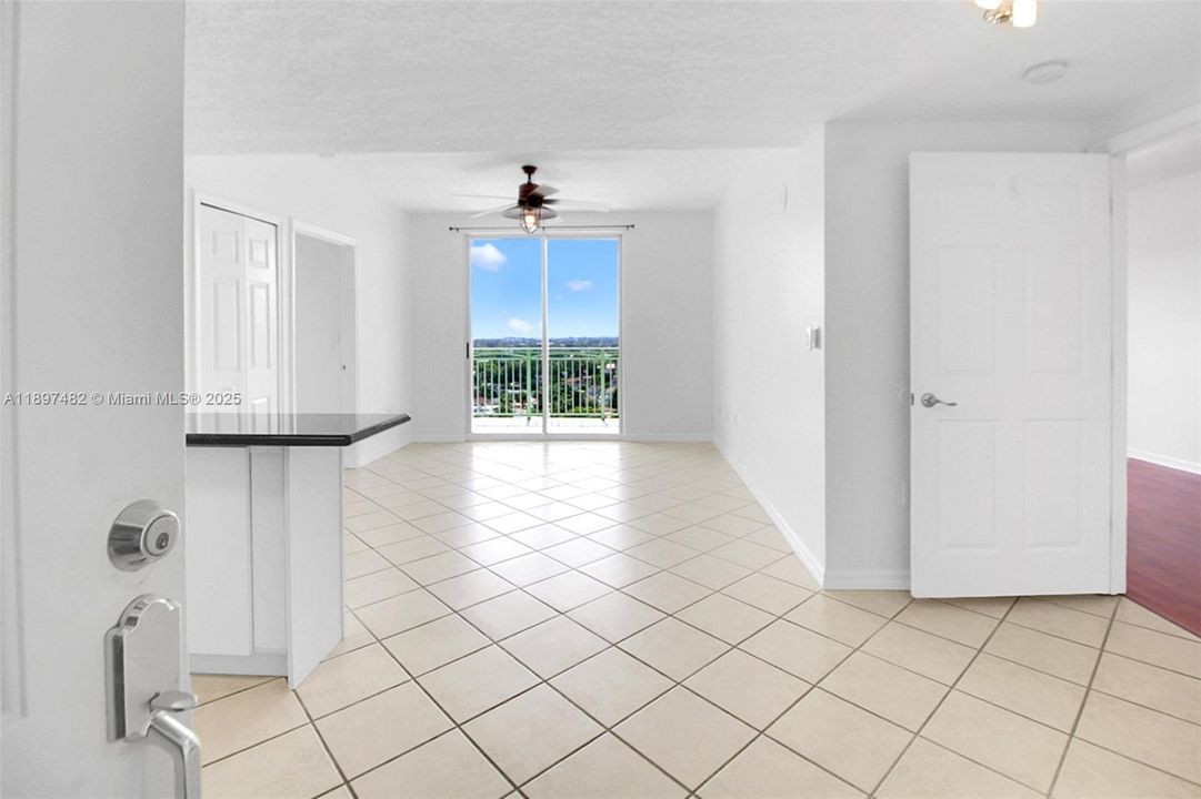 最近售出: $390,000 (2 贝兹, 2 浴室, 828 平方英尺)