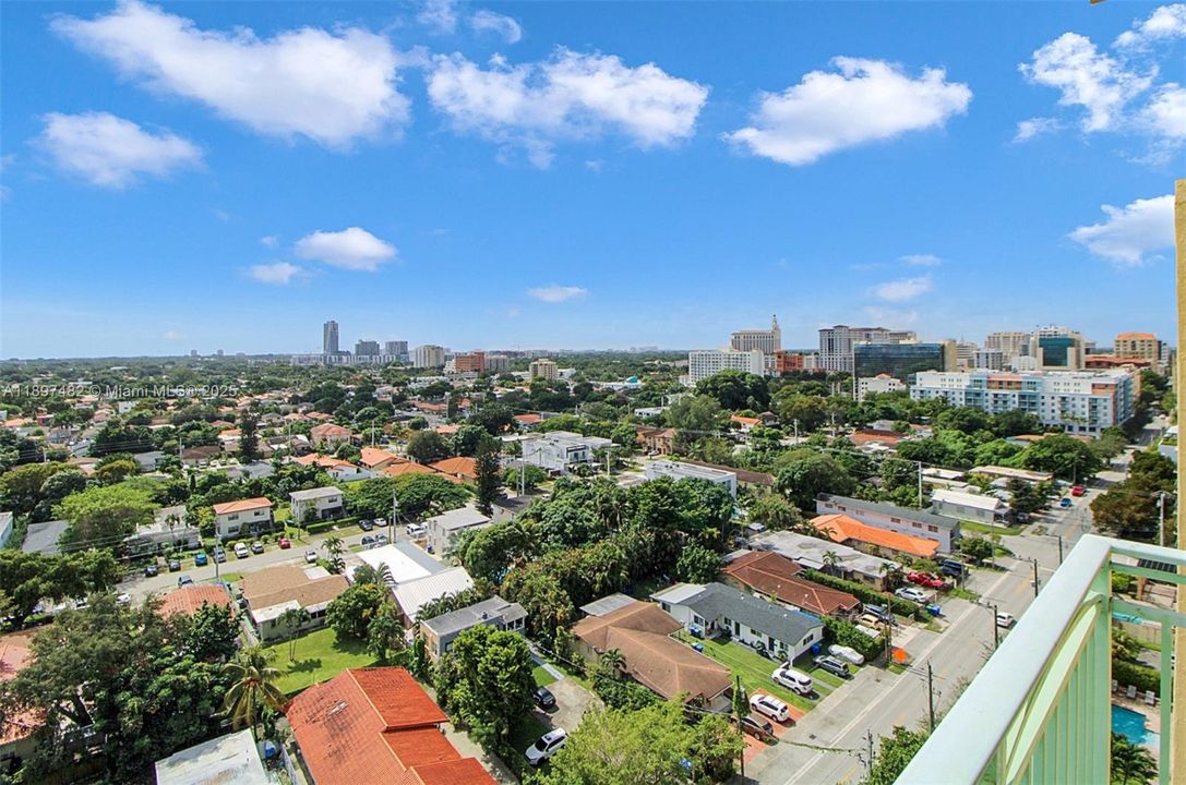 最近售出: $390,000 (2 贝兹, 2 浴室, 828 平方英尺)