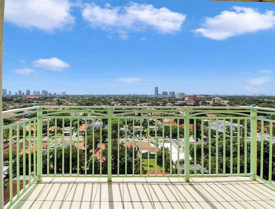 最近售出: $390,000 (2 贝兹, 2 浴室, 828 平方英尺)