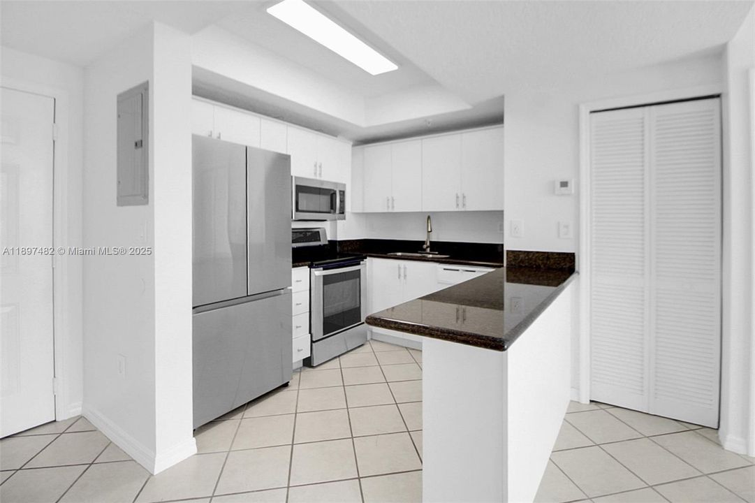 最近售出: $390,000 (2 贝兹, 2 浴室, 828 平方英尺)