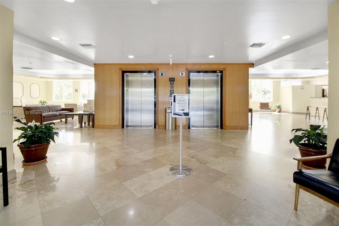 最近售出: $390,000 (2 贝兹, 2 浴室, 828 平方英尺)