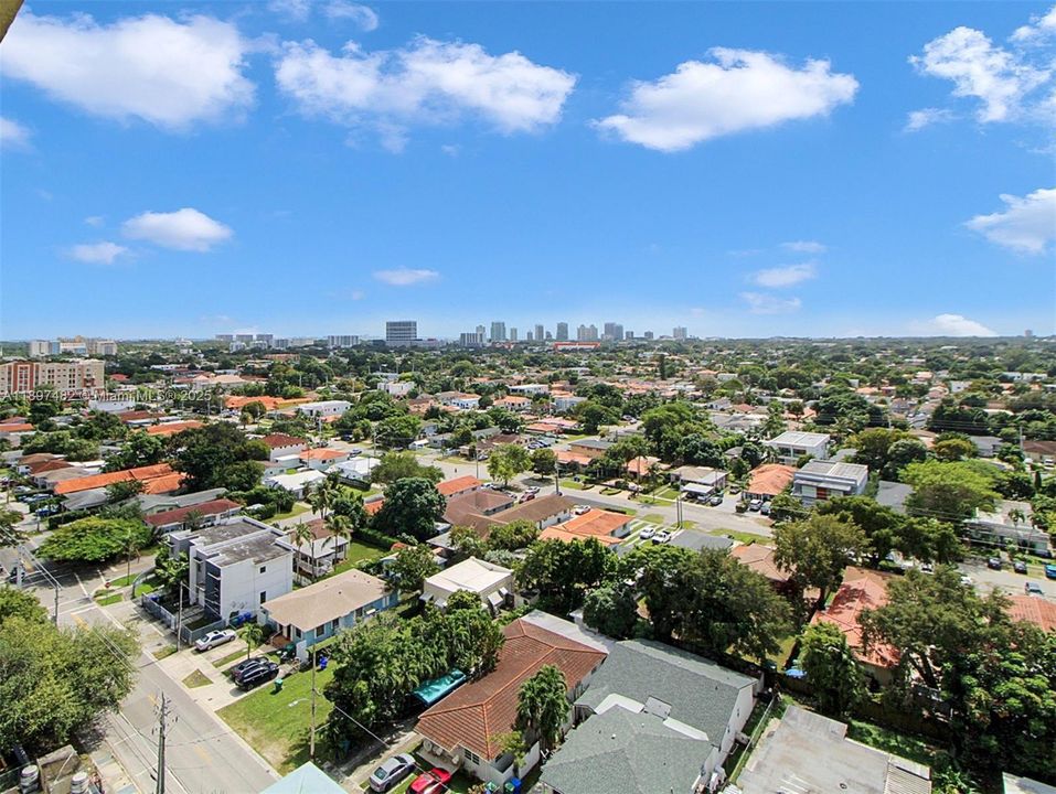 最近售出: $390,000 (2 贝兹, 2 浴室, 828 平方英尺)